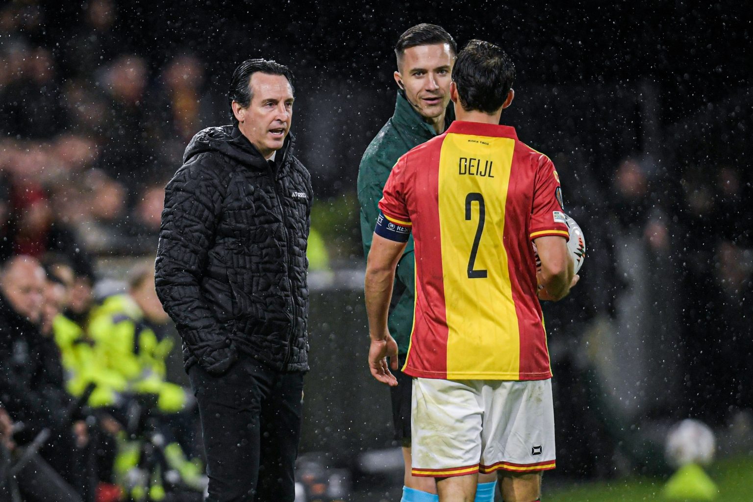 nederlandse voetbalploegen kampen met tegenslagen na een pijnlijke europese nederlaag, wat gevolgen heeft voor het zelfvertrouwen en de prestaties.