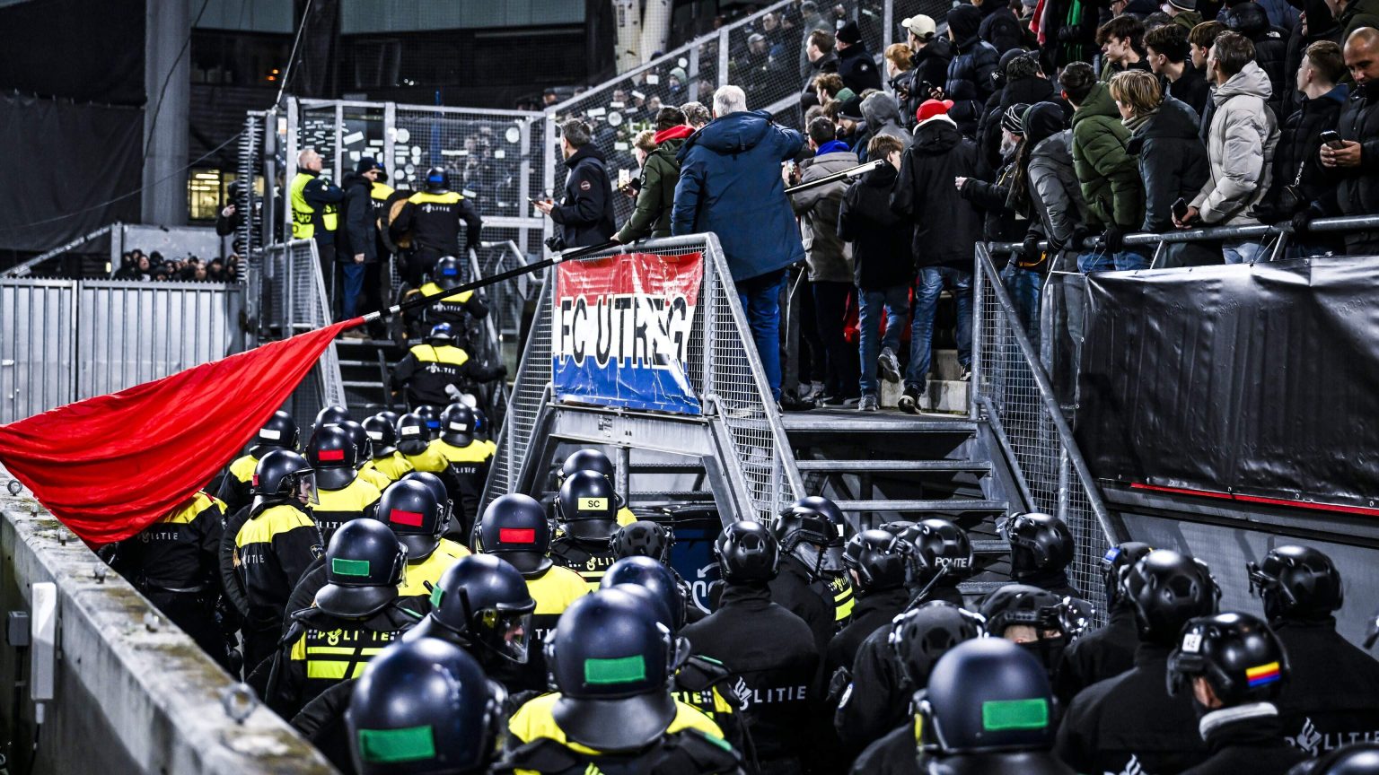 ontdek hoe de veiligheid van fans wordt gewaarborgd bij uefa-wedstrijden, met strikte maatregelen en protocollen voor een veilige en plezierige voetbalervaring.