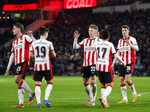 ajax redt in blessuretijd een gelijkspel tegen az dankzij een doelpunt van fitz-jim. lees het spannende verslag van deze wedstrijd.