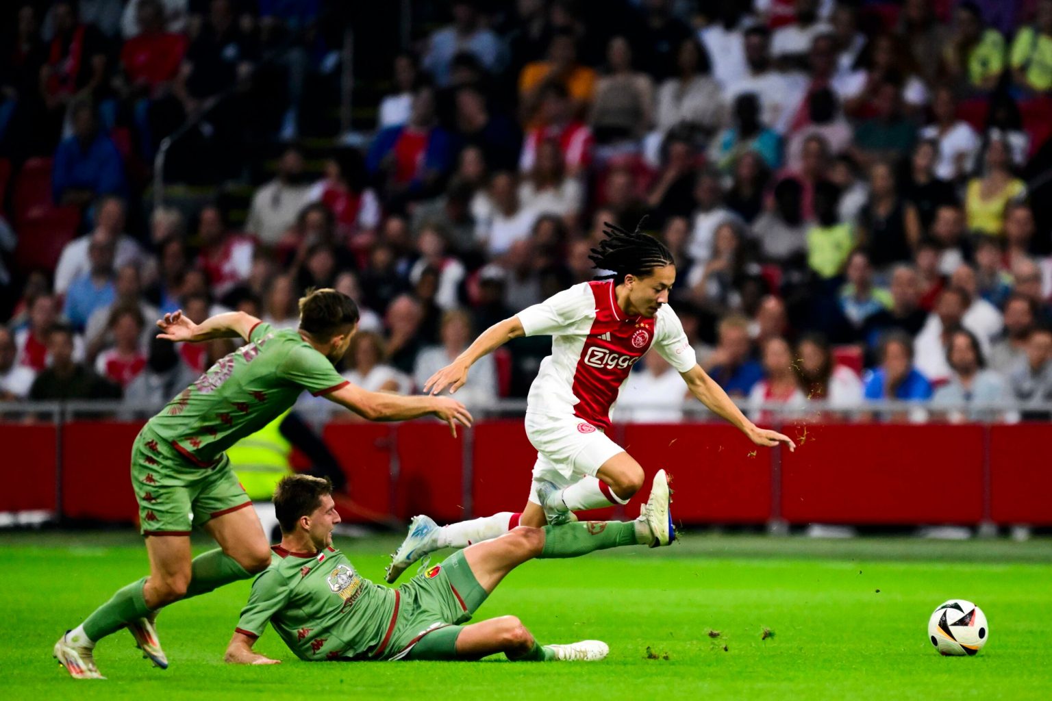 ajax redt een gelijkspel tegen az dankzij een doelpunt van fitz-jim in blessuretijd.