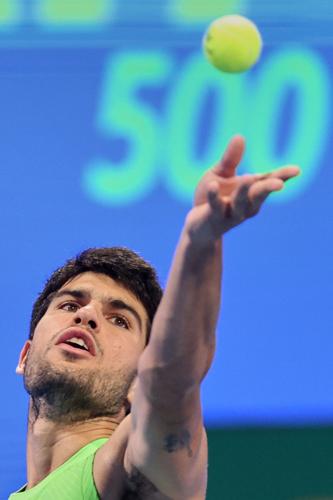alcaraz wint de qatar open in slechts 50 minuten, een indrukwekkende prestatie op het tennisveld.