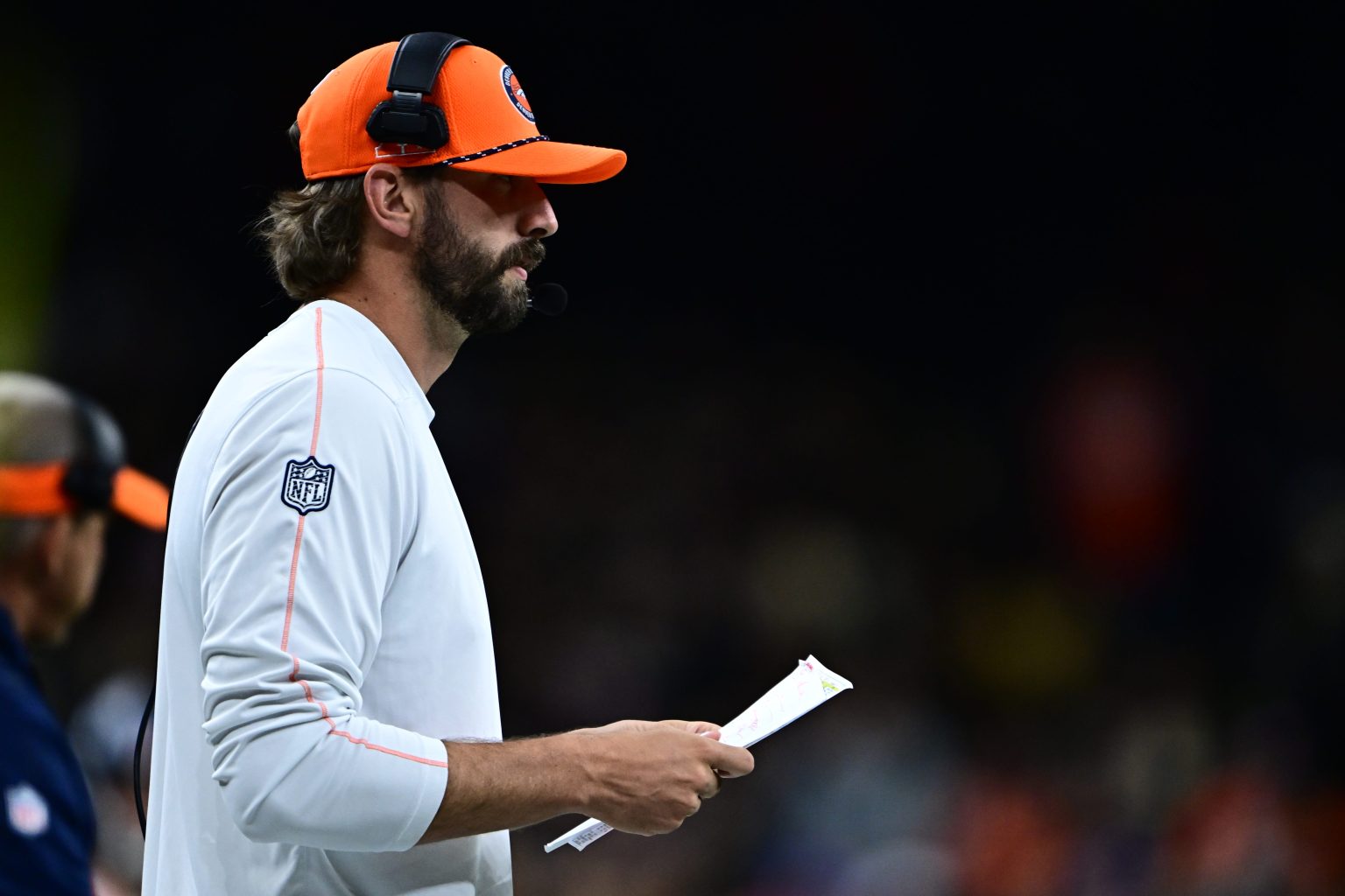 de denver broncos hebben davis webb benoemd tot aanval coördinator, waarmee ze een nieuwe koers inzetten voor hun offensieve strategie.