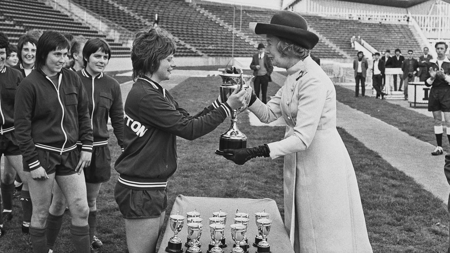 de hervorming van de women's fa cup is uitgesteld, waardoor veranderingen in het toernooi op een later tijdstip worden doorgevoerd.