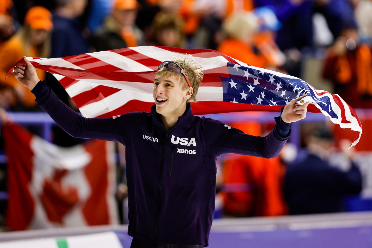 jordan stolz wint zijn tweede gouden medaille op de 500 meter, een indrukwekkende prestatie die zijn dominantie in de schaatssport bevestigt.