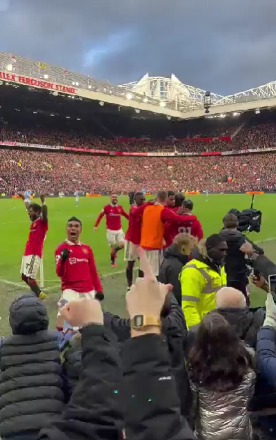 man united wint spannende wedstrijd terwijl een fan worstelt met zijn wilde haardos – lees het volledige verhaal hier!