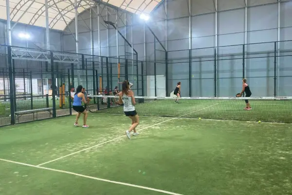 ontdek onze nieuwe padel- en tenniszaal in duved, perfect voor sportliefhebbers van alle niveaus. boek nu je baan en ervaar de beste faciliteiten!
