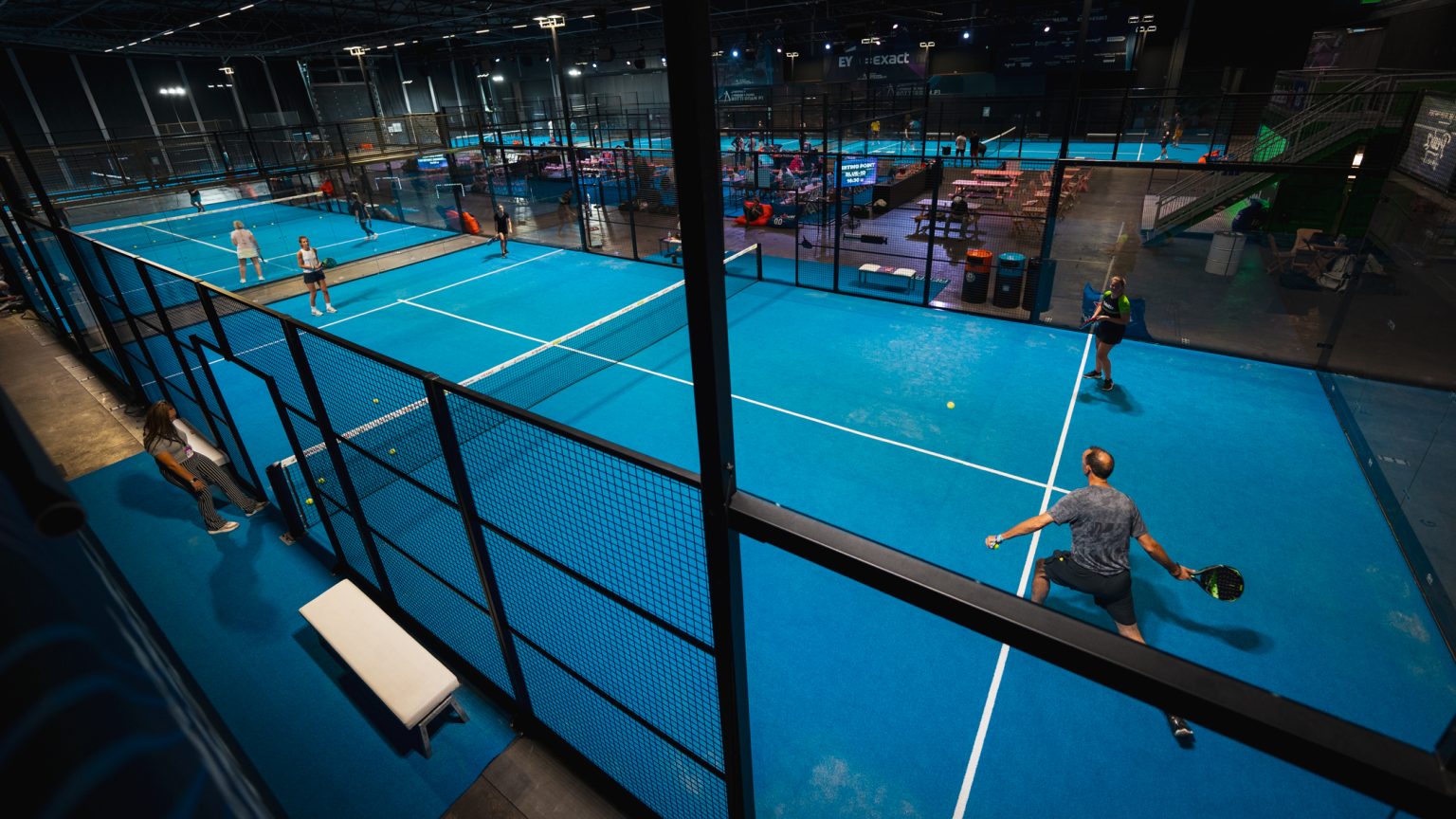 ontdek de nieuwe padelhal in edsbyn, een moderne sportfaciliteit waar je kunt genieten van spannende padelwedstrijden en training. perfect voor zowel beginners als gevorderden!