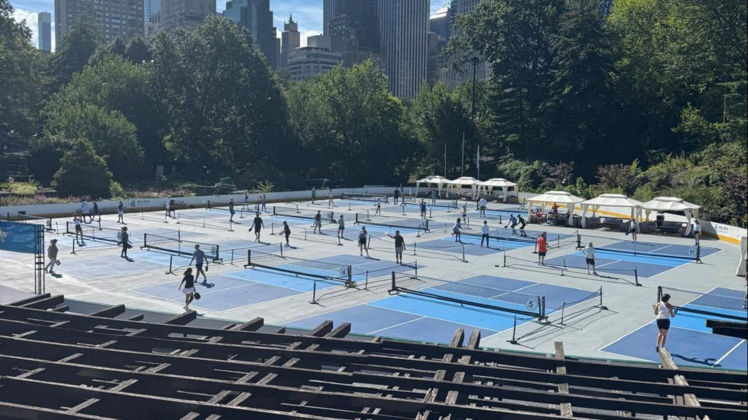 ontdek pickleball, de snelgroeiende racketsport die populariteit wint over de hele wereld. leer alles over de regels, uitrusting en waarom het zo geliefd is.