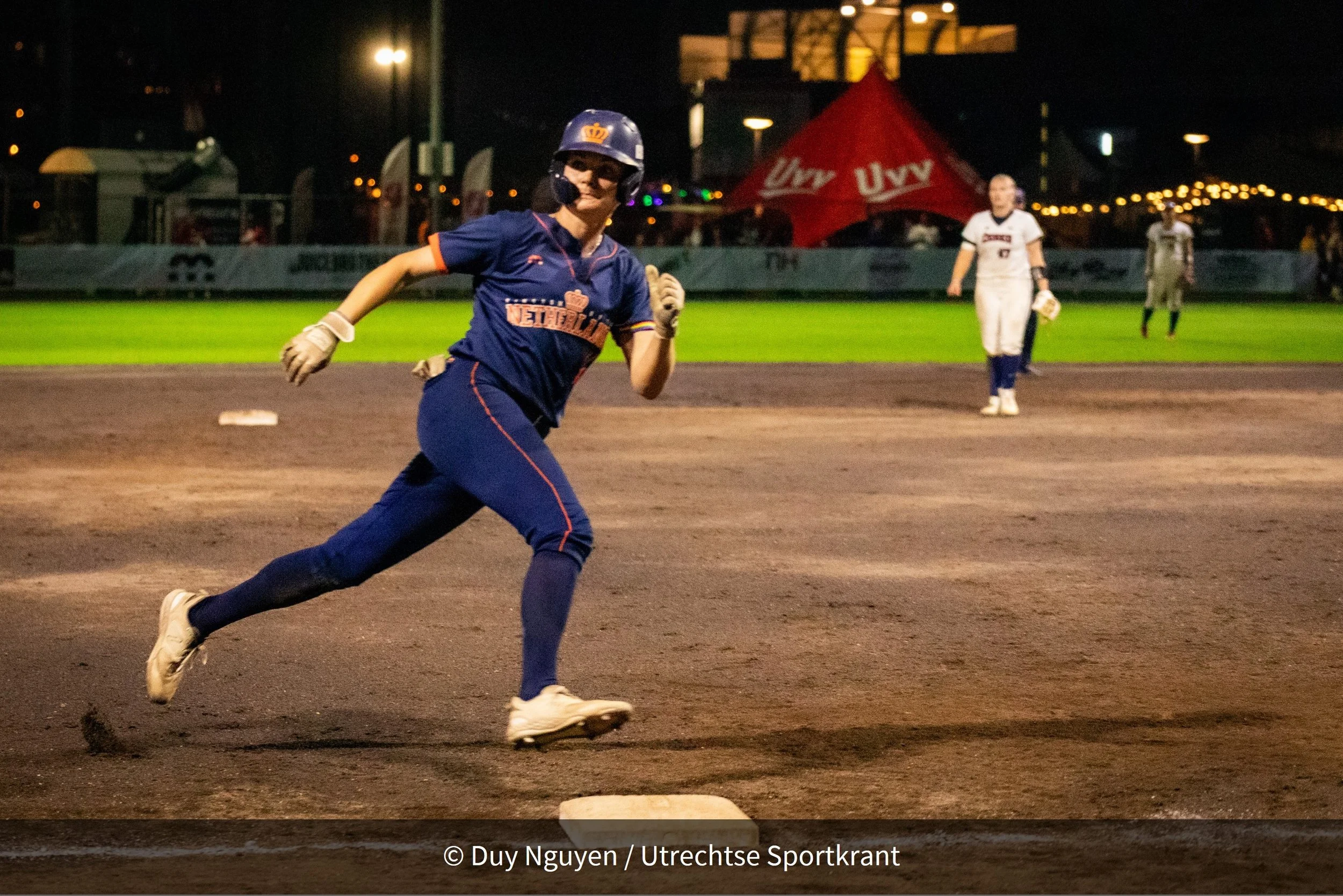 ontdek het spannende verhaal van kinley keller die haar derde softbalwedstrijd ontmoet. lees meer over haar avonturen en prestaties op het veld.