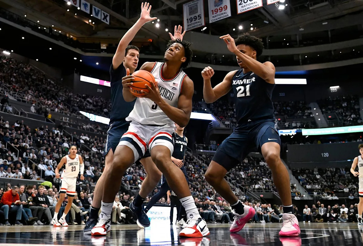 uconn blijft ongeslagen in de big east competitie, met indrukwekkende prestaties en een sterke teamgeest die hen aan de top houdt.