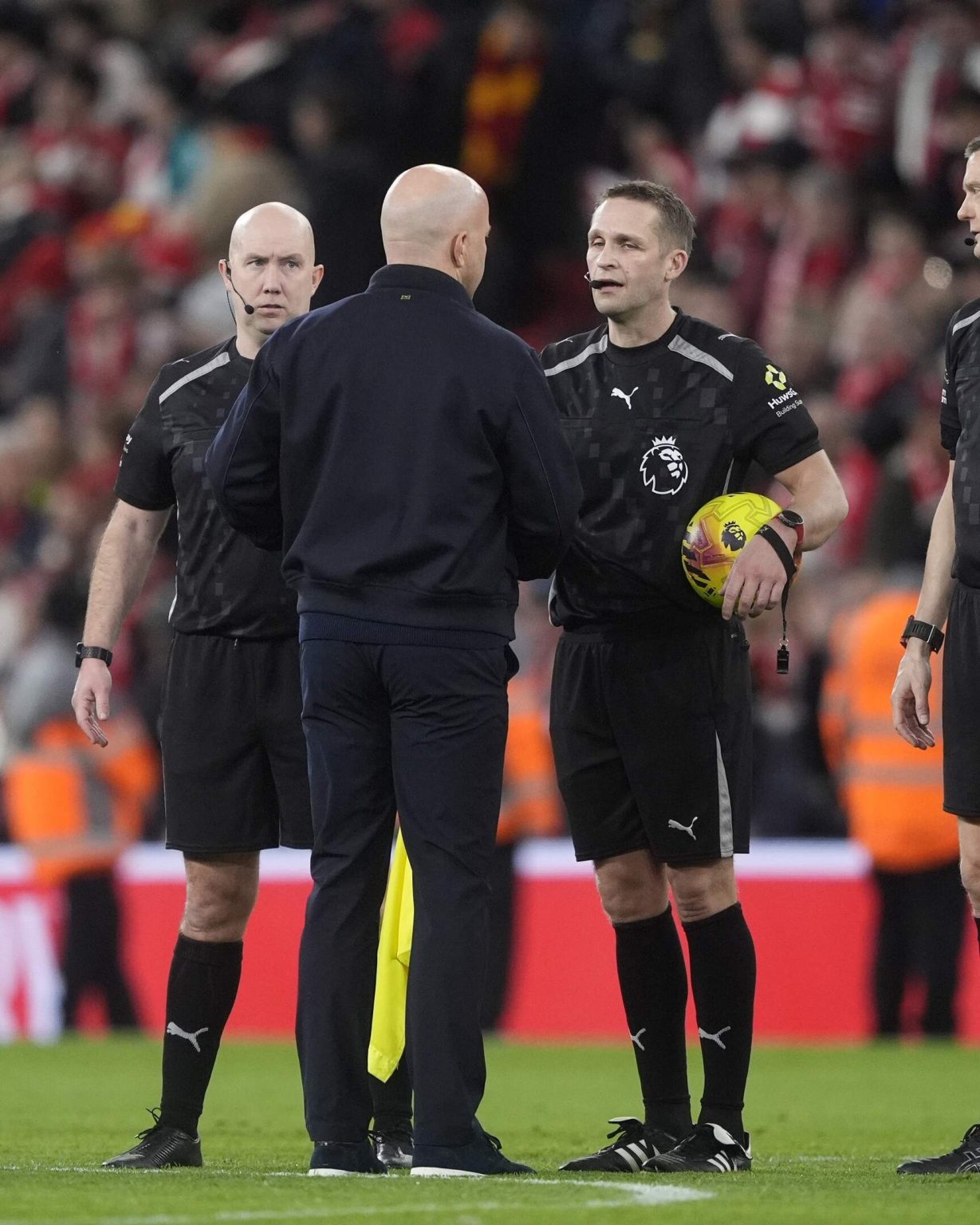 valentijn driessen bespreekt waarom ajax geen succes behaalde na het ontslag van heitinga en analyseert de gevolgen voor het team.