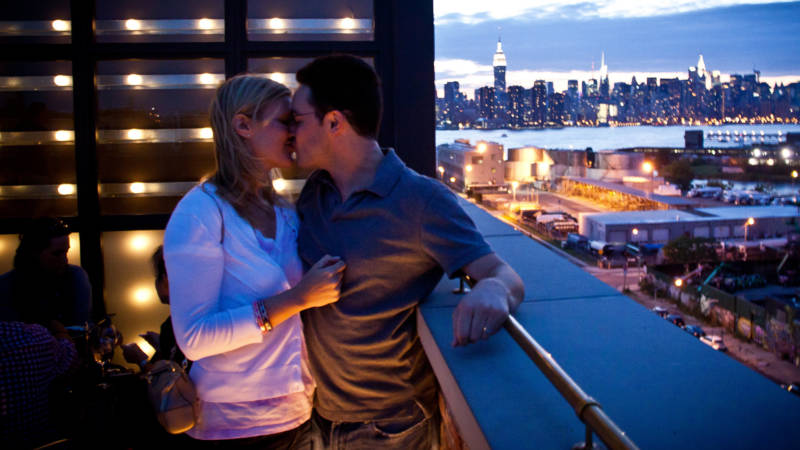 ontdek de oorzaken en gevolgen van de verminderde amerikaanse aantrekkingskracht in de huidige wereldpolitiek en economie.