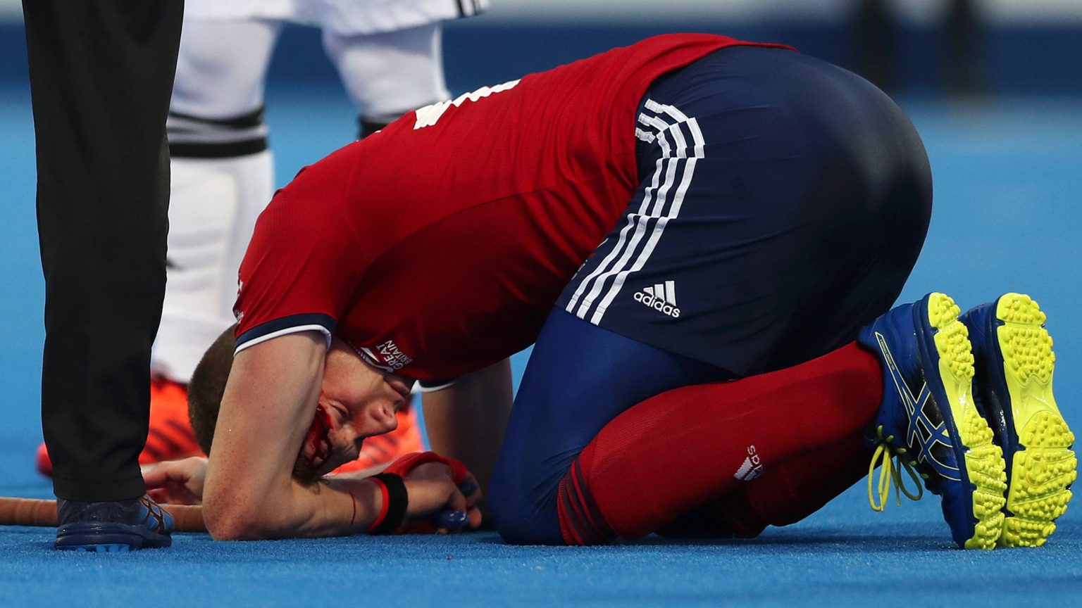 ontdek de meest bizarre en grappige sportmomenten met onverwachte klappen. bekijk de virusbeelden van de domste sportblunders!