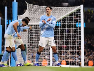 ontdek waarom west ham vecht om degradatie te voorkomen en beleef de spannende strijd in de competitie.