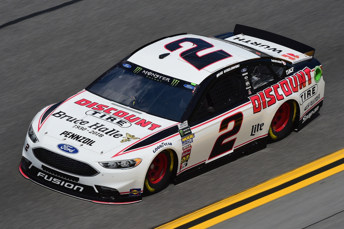 brad keselowski prijst michael jordans toewijding aan nascar en benadrukt zijn passie en inzet voor de autosport.
