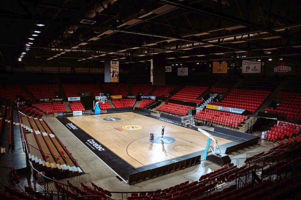 het meac basketbaltoernooi trekt enthousiast fans, bruisende energie en miljoenen aan, en biedt spannende wedstrijden en onvergetelijke ervaringen.